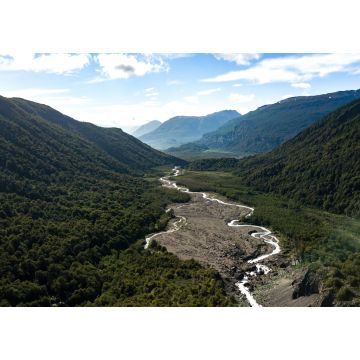 Lais Puzzle - Blick aus der Luft auf ein grünes Tal mit einem Flusslauf, umgeben von Bergen. Nahuel Huapi-Nationalpark in Patagonien, Argentinien - 1.000 Teile