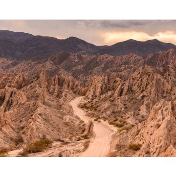 Lais Puzzle - Die berühmte Straße Ruta 40 bei Sonnenuntergang, die sich durch die geologischen Wunder der Quebrada de Las Flechas, Valles Calchaquíes, Salta, Nordwest-Argentinien, schlängelt - 40, 100, 200, 500, 1.000 & 2.000 Teile