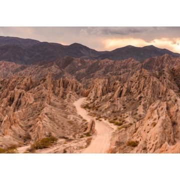 Lais Puzzle - Die berühmte Straße Ruta 40 bei Sonnenuntergang, die sich durch die geologischen Wunder der Quebrada de Las Flechas, Valles Calchaquíes, Salta, Nordwest-Argentinien, schlängelt - 1.000 Teile