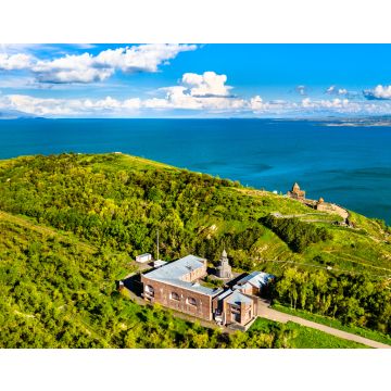 Lais Puzzle - Surb Hakob-Kapelle und Sevanavank-Kloster im Sewansee in Armenien - 40, 100, 200, 500, 1.000 & 2.000 Teile