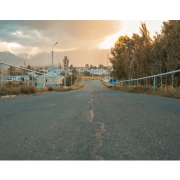 Lais Puzzle - Rissige Asphaltstraße umgeben von Bäumen in einem Dorf in Armenien bei Sonnenuntergang - 40, 100, 200, 500, 1.000 & 2.000 Teile