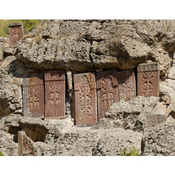 Lais Puzzle - Aufwendig geschnitzte Stein-Khatchkars stehen auf einem felsigen Abhang im Geghard-Kloster (Kloster des Speers), Garni, Armenien - 40, 100, 200, 500, 1.000 & 2.000 Teile