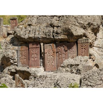 Lais Puzzle - Aufwendig geschnitzte Stein-Khatchkars stehen auf einem felsigen Abhang im Geghard-Kloster (Kloster des Speers), Garni, Armenien - 1.000 Teile