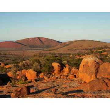 Lais Puzzle - Ein Felsvorsprung zwischen anderen Felsen unter blauem Himmel im australischen Outback - 40, 100, 200, 500, 1.000 & 2.000 Teile