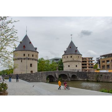 Lais Puzzle - Die mittelalterlichen Broeltürme (Broeltorens) in Courtrai (Kortrijk) und Broelbridge am Fluss Leie, Westflandern, Belgien - 1.000 Teile