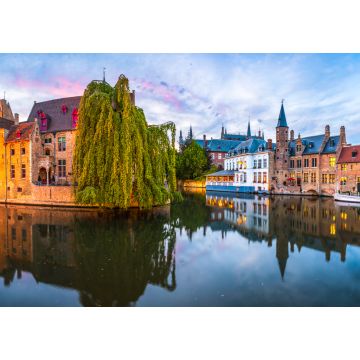 Lais Puzzle - Sonnenuntergangspanorama des Stadtzentrums von Brügge, das oft als das Venedig des Nordens bezeichnet wird, mit dem berühmten Rozenhoedkaai, der in der schönen Dämmerung beleuchtet ist, Provinz Westflandern, Belgien - 1.000 Teile