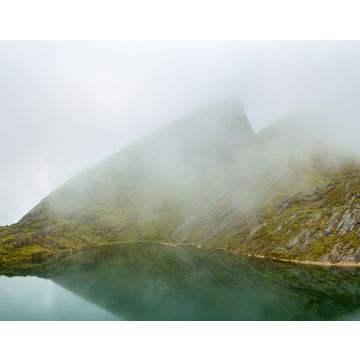 Lais Puzzle - Schöner, mit grünem Moos bewachsener Felsenberg an der Chillata-Lagune, umgeben von viel Nebel bei Sorata, La Paz / Bolivien - 40, 100, 200, 500, 1.000 & 2.000 Teile