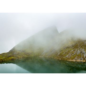 Lais Puzzle - Schöner, mit grünem Moos bewachsener Felsenberg an der Chillata-Lagune, umgeben von viel Nebel bei Sorata, La Paz / Bolivien - 1.000 Teile