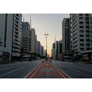 Lais Puzzle - Avenida Paulista in Sao Paulo, bei Sonnenuntergang. Gebäude und Verkehr im Finanzzentrum - 1.000 Teile