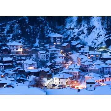 Lais Puzzle - Schneemärchen in Bulgarien. Die Nacht geht über dem Dorf Shiroka Laka unter, Bulgarien - 1.000 Teile