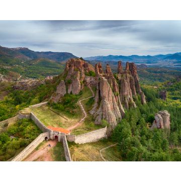 Lais Puzzle - Luftaufnahme einer wunderschönen Landschaft mit bizarren Felsformationen. Steintreppe, die zu den erstaunlichen Felsformationen und Mauern einer mittelalterlichen Festung in Belogradchik, Nordwestbulgarien, führt - 40, 100, 200, 500, 1...