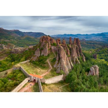 Lais Puzzle - Luftaufnahme einer wunderschönen Landschaft mit bizarren Felsformationen. Steintreppe, die zu den erstaunlichen Felsformationen und Mauern einer mittelalterlichen Festung in Belogradchik, Nordwestbulgarien, führt - 1.000 Teile