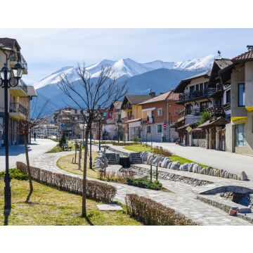 Lais Puzzle - Gotse Delchev Straße und Promenade in der Bergstadt Bansko, heute der größte Bergferienort Bulgariens. Im Hintergrund das Pirin-Gebirge - 40, 100, 200, 500, 1.000 & 2.000 Teile