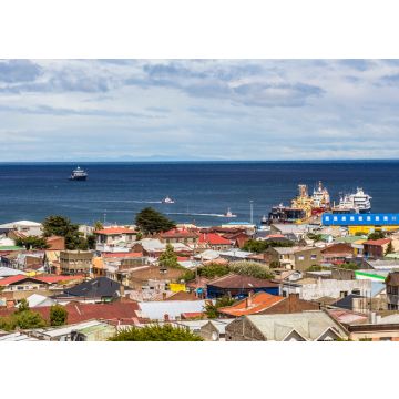 Lais Puzzle - Luftaufnahme der Stadt Punta Arenas mit der Magellanstraße im Hintergrund (Mirador Cerro De La Cruz). Skyline von Punta Arenas, Patagonia Chilena, Chile - 500, 1.000 & 2.000 Teile