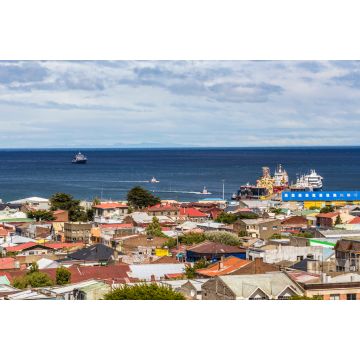 Lais Puzzle - Luftaufnahme der Stadt Punta Arenas mit der Magellanstraße im Hintergrund (Mirador Cerro De La Cruz). Skyline von Punta Arenas, Patagonia Chilena, Chile - 2.000 Teile