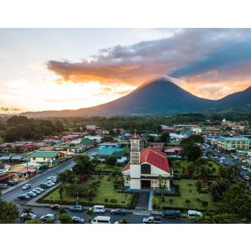 Lais Puzzle - Schöne Luftaufnahme der Stadt Fortuna, der Kirche, des Parks und des Vulkans Arenal bei Sonnenuntergang in Costa Rica - 40, 100, 200, 500, 1.000 & 2.000 Teile