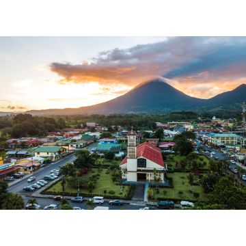 Lais Puzzle - Schöne Luftaufnahme der Stadt Fortuna, der Kirche, des Parks und des Vulkans Arenal bei Sonnenuntergang in Costa Rica - 1.000 Teile