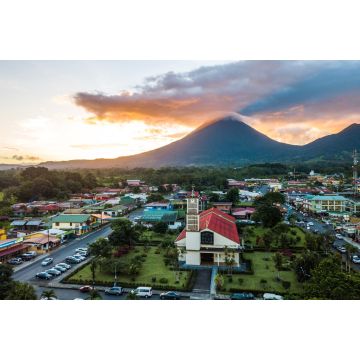 Lais Puzzle - Schöne Luftaufnahme der Stadt Fortuna, der Kirche, des Parks und des Vulkans Arenal bei Sonnenuntergang in Costa Rica - 2.000 Teile