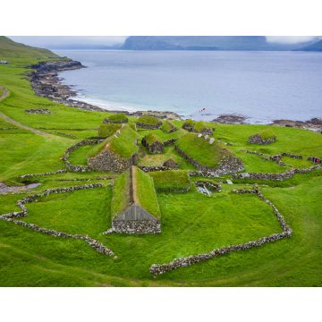 Lais Puzzle - Luftaufnahme des Fischerdorfs auf der Insel Koltur. Färöer Inseln. Häuser mit grünem Dach - 40, 100, 200, 500, 1.000 & 2.000 Teile