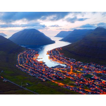 Lais Puzzle - Fantastisches abendliches Stadtbild von Klaksvik mit leuchtenden Straßen und Fjord, Insel Bordoy, Färöer Inseln, Dänemark - 40, 100, 200, 500, 1.000 & 2.000 Teile
