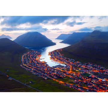Lais Puzzle - Fantastisches abendliches Stadtbild von Klaksvik mit leuchtenden Straßen und Fjord, Insel Bordoy, Färöer Inseln, Dänemark - 1.000 Teile