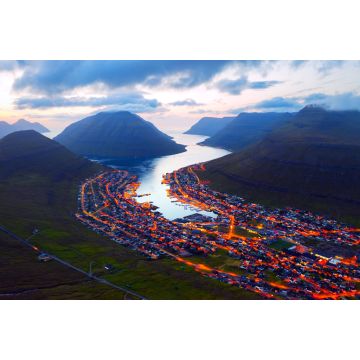 Lais Puzzle - Fantastisches abendliches Stadtbild von Klaksvik mit leuchtenden Straßen und Fjord, Insel Bordoy, Färöer Inseln, Dänemark - 2.000 Teile