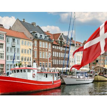 Lais Puzzle - Nyhavn, ein Hafen aus dem 17. Jahrhundert in Kopenhagen mit typischen bunten Häusern und Booten mit der dänischen Nationalflagge auf dem ersten Grund - 40, 100, 200, 500, 1.000 & 2.000 Teile