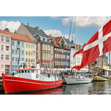 Lais Puzzle - Nyhavn, ein Hafen aus dem 17. Jahrhundert in Kopenhagen mit typischen bunten Häusern und Booten mit der dänischen Nationalflagge auf dem ersten Grund - 1.000 Teile