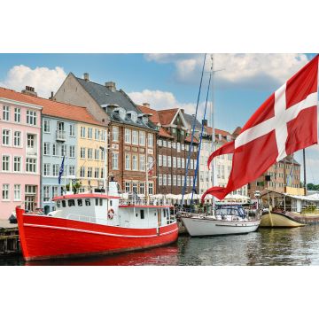Lais Puzzle - Nyhavn, ein Hafen aus dem 17. Jahrhundert in Kopenhagen mit typischen bunten Häusern und Booten mit der dänischen Nationalflagge auf dem ersten Grund - 2.000 Teile