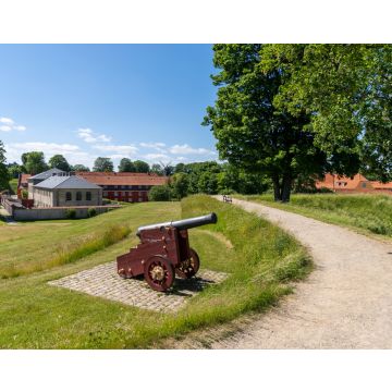 Lais Puzzle - Blick auf die Kaserne in der Zitadelle im Zentrum von Kopenhagen mit einer alten Kanone und einem Kiesweg im Vordergrund - 40, 100, 200, 500, 1.000 & 2.000 Teile