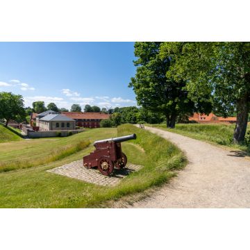 Lais Puzzle - Blick auf die Kaserne in der Zitadelle im Zentrum von Kopenhagen mit einer alten Kanone und einem Kiesweg im Vordergrund - 2.000 Teile