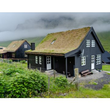 Lais Puzzle - Nahaufnahme des schönen schwarzen Hauses mit Gras auf dem Dach auf den Färöer Inseln - 40, 100, 200, 500, 1.000 & 2.000 Teile