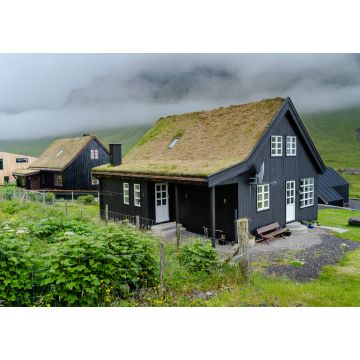 Lais Puzzle - Nahaufnahme des schönen schwarzen Hauses mit Gras auf dem Dach auf den Färöer Inseln - 1.000 Teile