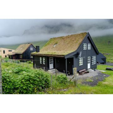 Lais Puzzle - Nahaufnahme des schönen schwarzen Hauses mit Gras auf dem Dach auf den Färöer Inseln - 2.000 Teile