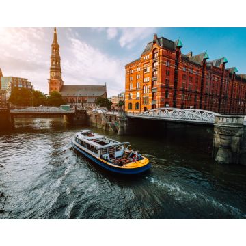Lais Puzzle - Touristisches Kreuzfahrtschiff auf einem Kanal mit Brücken in der alten Speicherstadt in Hamburg im goldenen Licht des Sonnenuntergangs, Deutschland - 40, 100, 200, 500, 1.000 & 2.000 Teile