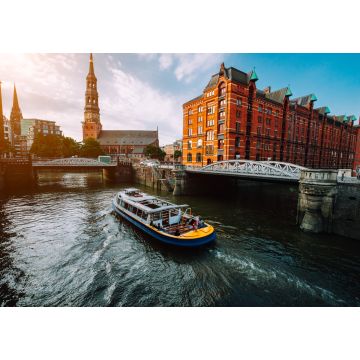 Lais Puzzle - Touristisches Kreuzfahrtschiff auf einem Kanal mit Brücken in der alten Speicherstadt in Hamburg im goldenen Licht des Sonnenuntergangs, Deutschland - 1.000 Teile