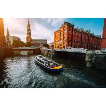 Lais Puzzle - Touristisches Kreuzfahrtschiff auf einem Kanal mit Brücken in der alten Speicherstadt in Hamburg im goldenen Licht des Sonnenuntergangs, Deutschland - 2.000 Teile