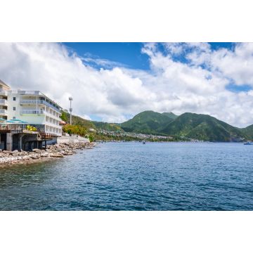 Lais Puzzle - Landschaft mit Küstenlinie am Hafen von Roseau auf Dominica - 2.000 Teile