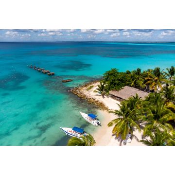 Lais Puzzle - Luftaufnahme einer Drohne vom paradiesischen Strand mit altem, kaputtem Pier, Booten, Palmen und blauem Wasser des Karibischen Meeres mit transparentem Korallenboden, Insel Saona, Dominikanische Republik - 2.000 Teile