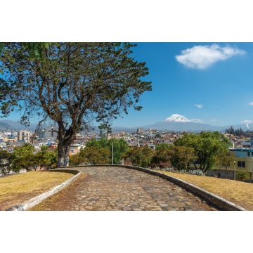 Lais Puzzle - Die Stadt Riobamba mit dem Vulkan Chimborazo im Hintergrund, Ecuador - 2.000 Teile