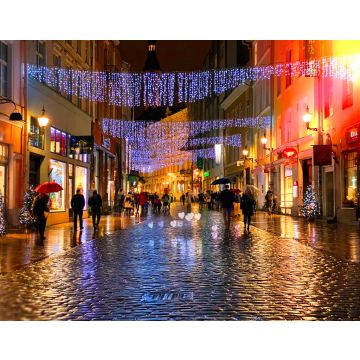 Lais Puzzle - Rainy Autumn Travel to Europe in the City Christmas Tallinn Old town street night light people walking with umbrellas rain drops reflection on wet asphalt soft blurred light lifestyle Tilt Shift - 40, 100, 200, 500, 1.000 & 2.000 Teile