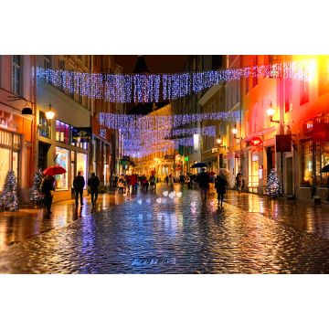 Lais Puzzle - Rainy Autumn Travel to Europe in the City Christmas Tallinn Old town street night light people walking with umbrellas rain drops reflection on wet asphalt soft blurred light lifestyle Tilt Shift - 2.000 Teile