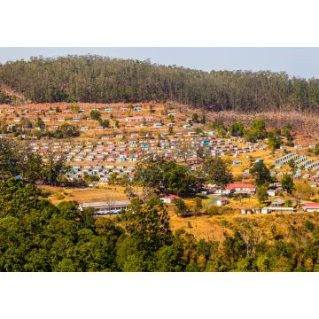 Lais Puzzle - Panoramablick auf ein typisches Dorf mit bunten, geometrisch angeordneten Häusern, Eswatini, Südafrika - 1.000 Teile