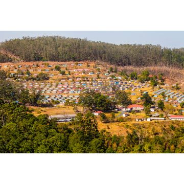 Lais Puzzle - Panoramablick auf ein typisches Dorf mit bunten, geometrisch angeordneten Häusern, Eswatini, Südafrika - 2.000 Teile