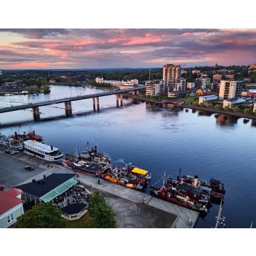 Lais Puzzle - Luftaufnahme von Retro-Dampfschiffen an der Anlegestelle am Fluss Pielisjoki in Joensuu, Finnland. Am Himmel erstaunlich hellen Sonnenuntergang - 40, 100, 200, 500, 1.000 & 2.000 Teile