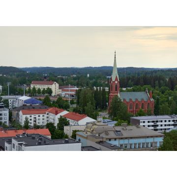 Lais Puzzle - Panorama der Stadt Mikkeli in Finnland vor dem Regen im Sommer: Dächer von Häusern, Horizont, Wald, lutherische Kirche - 1.000 Teile