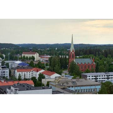 Lais Puzzle - Panorama der Stadt Mikkeli in Finnland vor dem Regen im Sommer: Dächer von Häusern, Horizont, Wald, lutherische Kirche - 2.000 Teile