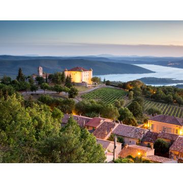 Lais Puzzle - Blick auf das Dorf Aiguines mit charmantem Schloss und Kirche mit Blick auf den See Lac de Sainte Croix, Departement Var, Provence, Frankreich - 40, 100, 200, 500, 1.000 & 2.000 Teile