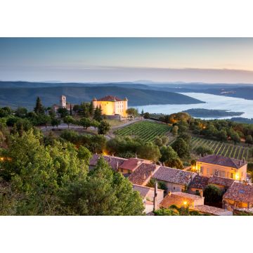 Lais Puzzle - Blick auf das Dorf Aiguines mit charmantem Schloss und Kirche mit Blick auf den See Lac de Sainte Croix, Departement Var, Provence, Frankreich - 1.000 Teile