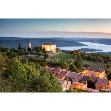 Lais Puzzle - Blick auf das Dorf Aiguines mit charmantem Schloss und Kirche mit Blick auf den See Lac de Sainte Croix, Departement Var, Provence, Frankreich - 2.000 Teile